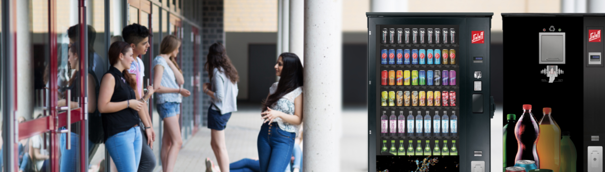 Eine Gruppe Schüler neben zwei Automaten