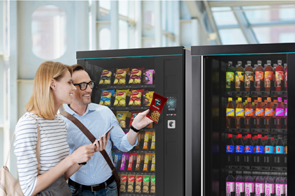 Zwei sich unterhaltende Menschen vor einem Automaten