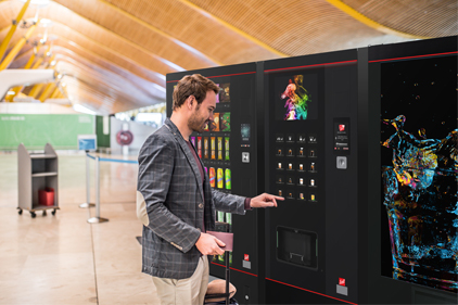 Ein Mann an Automaten auf einem Flughafen