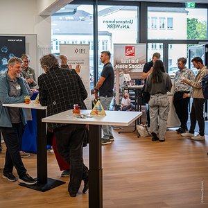 Bild mit Personen auf einer Messe 